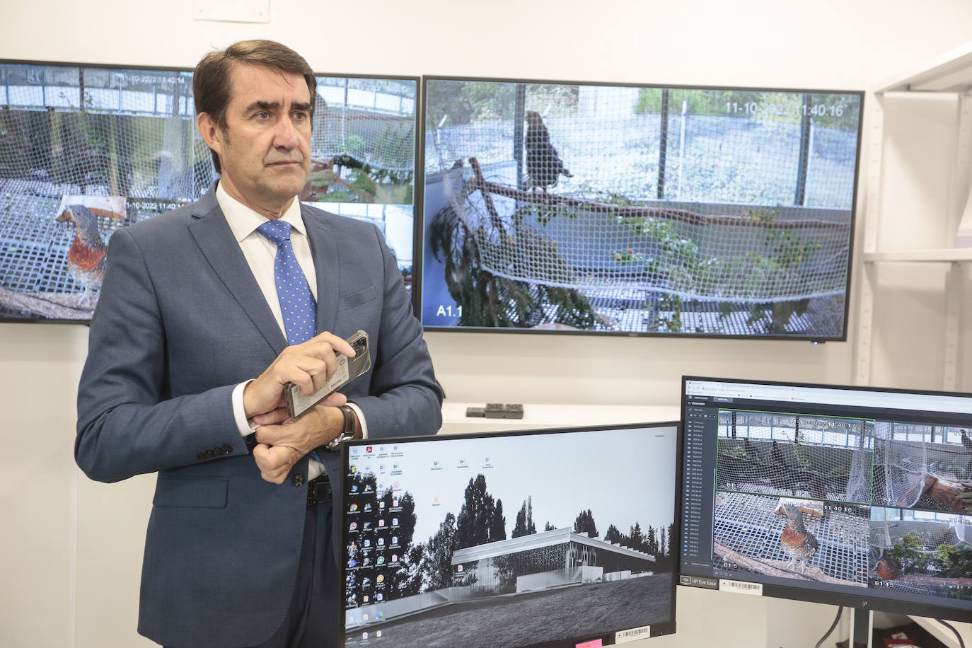 El consejero de Medio Ambiente, Vivienda y Ordenación del Territorio, Juan Carlos Suárez-Quiñones, visita el Centro de Cría del Urogallo de Valsemana.