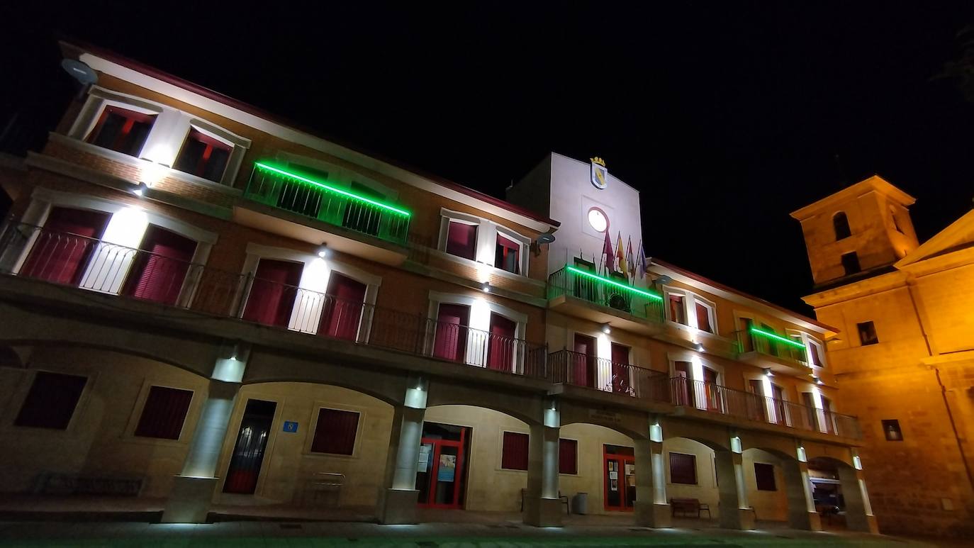 El Ayuntamiento y la fuente de Eliseo Ortiz se iluminan de verde en Valencia de Don Juan en reconocimiento a la Guardia Civil.