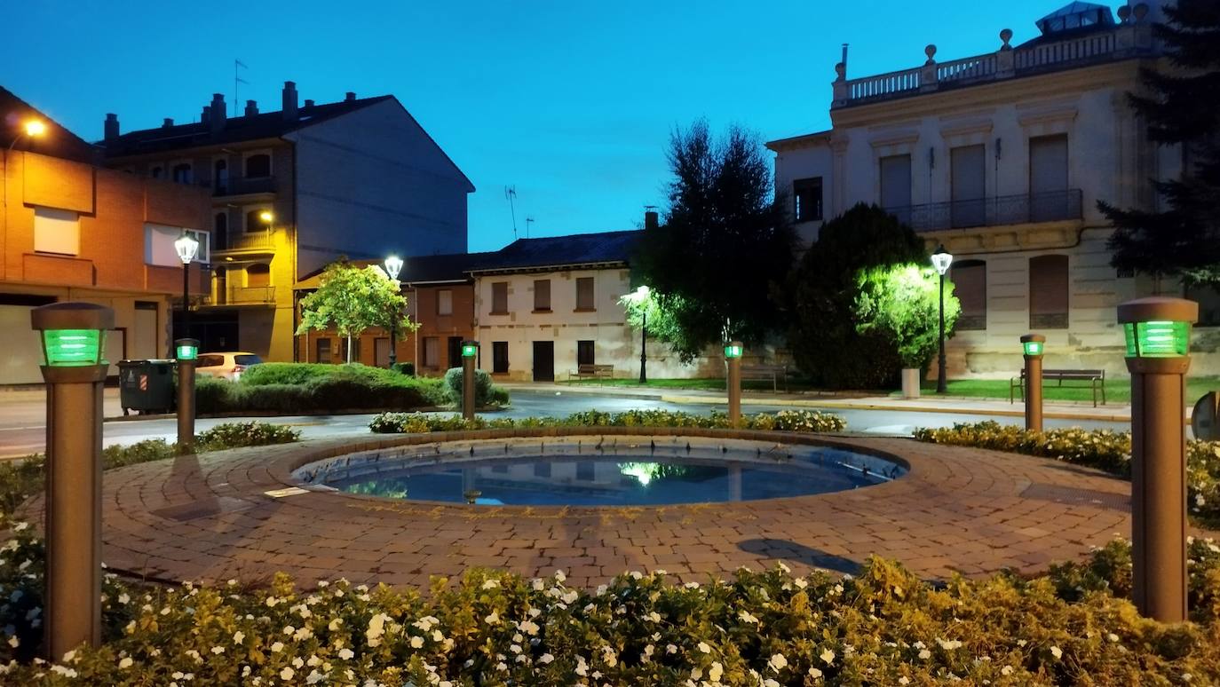 El Ayuntamiento y la fuente de Eliseo Ortiz se iluminan de verde en Valencia de Don Juan en reconocimiento a la Guardia Civil.