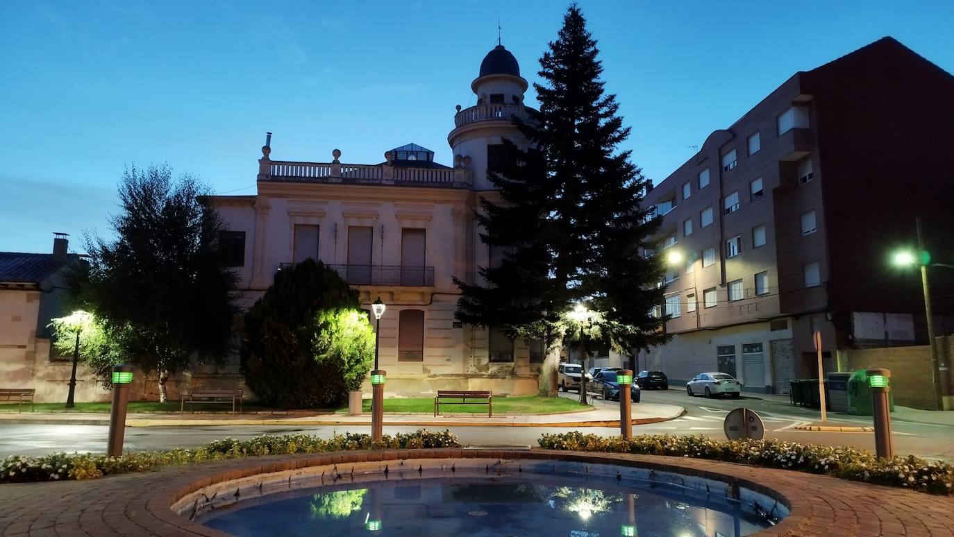 El Ayuntamiento y la fuente de Eliseo Ortiz se iluminan de verde en Valencia de Don Juan en reconocimiento a la Guardia Civil.