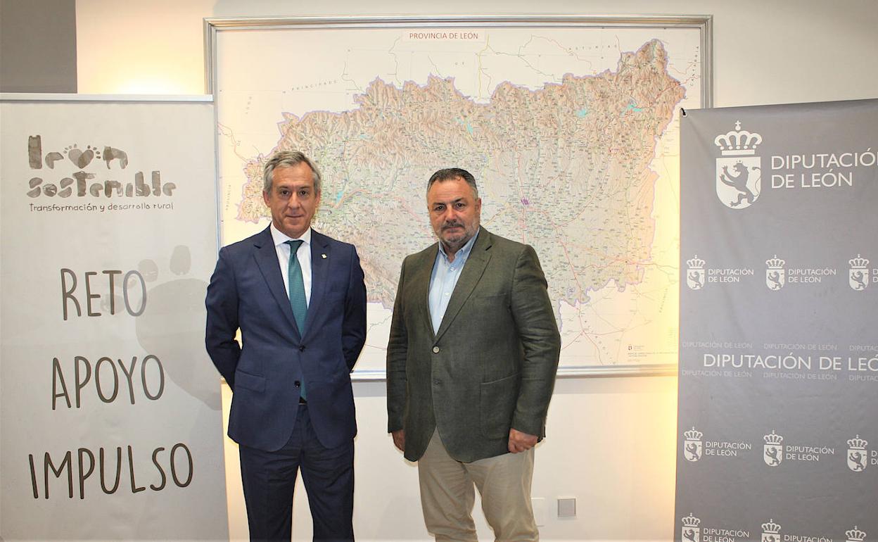 El presidente de Eurocaja Rural, Javier López Martín, y el presidente de la Diputación leonesa, Eduardo Morán Pacios, durante la visita a la sede de la corporación provincial. 