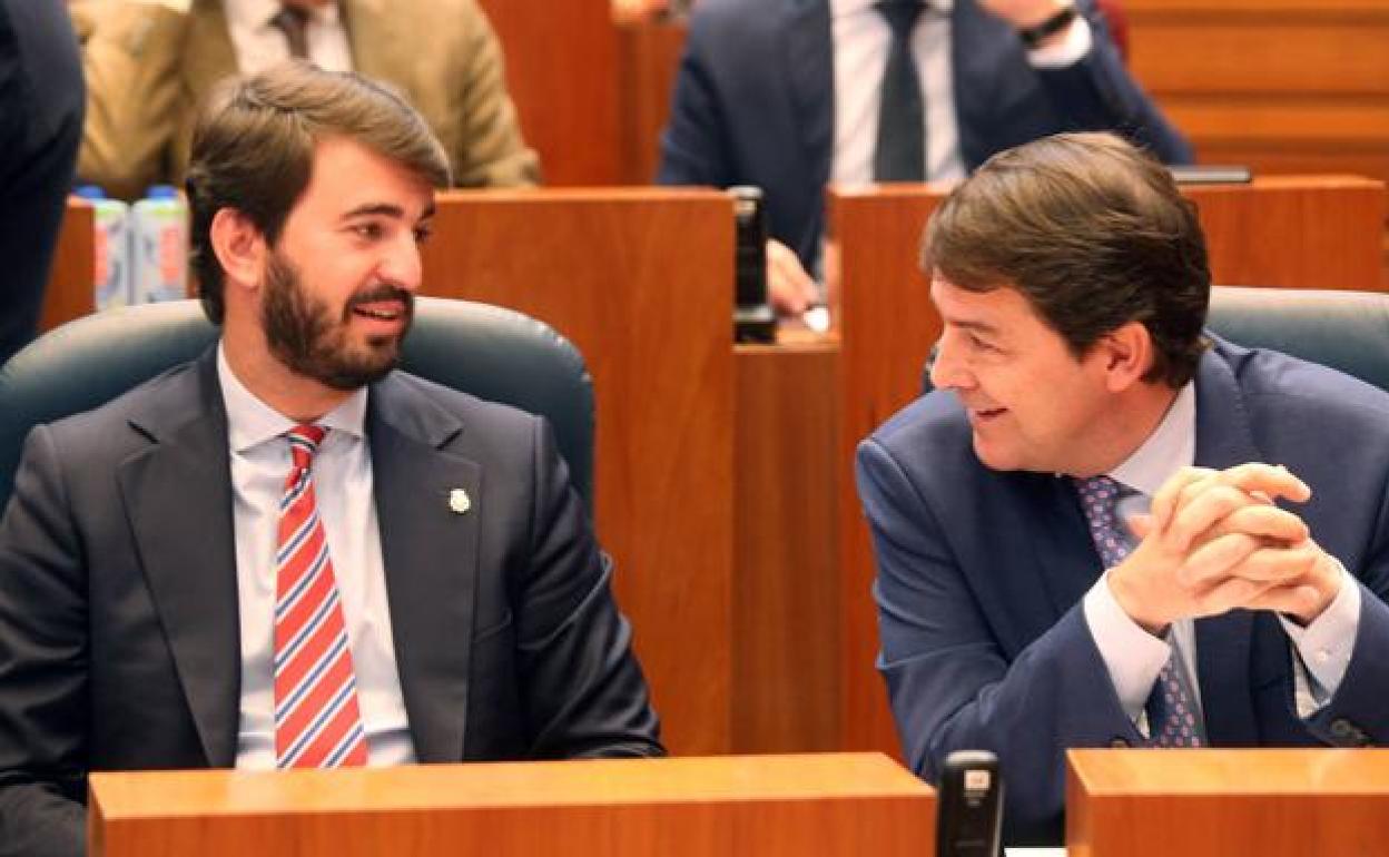 El presidente de la Junta de Castilla y León, Alfonso Fernández Mañueco, conversa con el vicepresidente, Juan García Gallardo, antes de comparecer a petición propia ante el pleno de las Cortes de Castilla y León para informar sobre la campaña contra incendios forestales 2022.