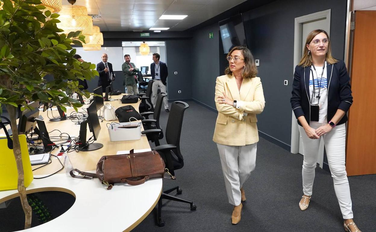 La consejera de Movilidad y Transformación Digital, María González Corral, visita el laboratorio de ciberseguridad de Orange junto a la directora de Relaciones Internacionales Nani Fernández.