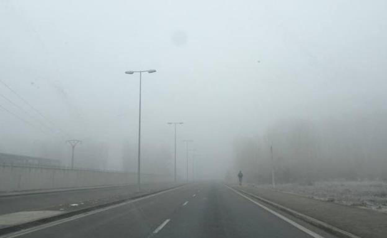 Imagen de archivo de una carretera afectada por la niebla. 