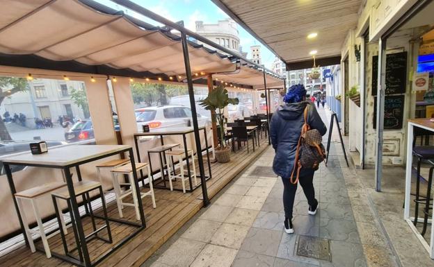 Imagen de una terraza en la vía pública en la calle Ramón y Cajal. 