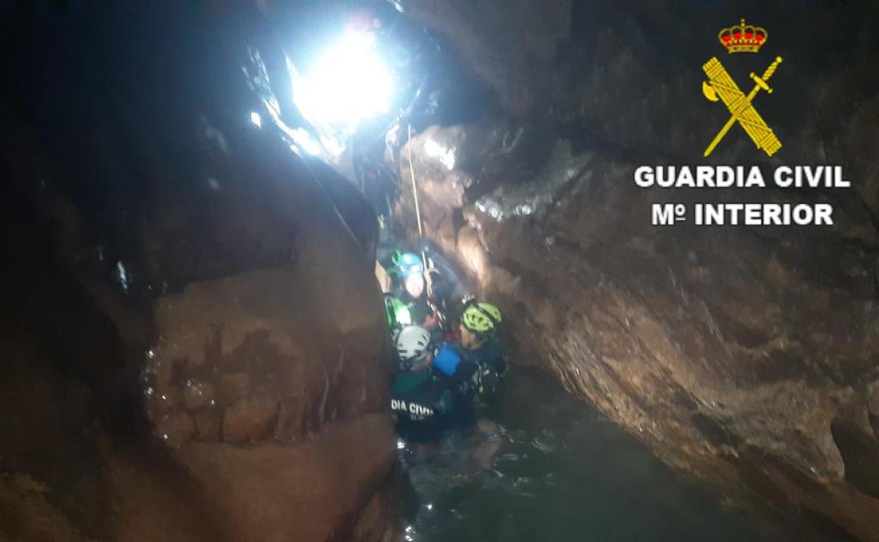 Rescate de la Guardia Civil en la cueva de Valporquero. 