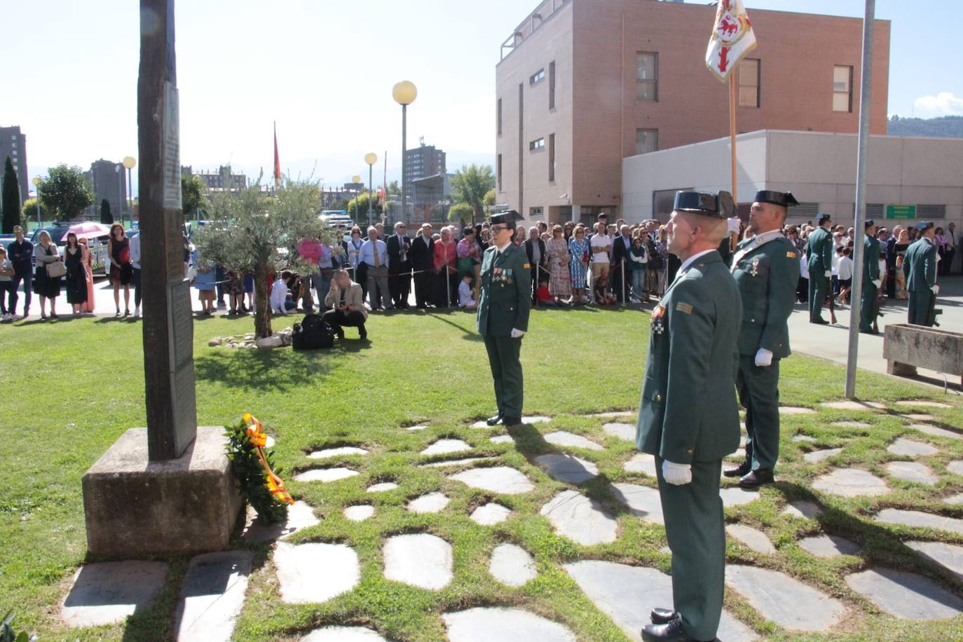 El alcalde de Ponferrada, Olegario Ramón, junto a las concejalas Carmen Doel y Lorena Valle, participó hoy en la celebración de la festividad de la Virgen del Pilar.