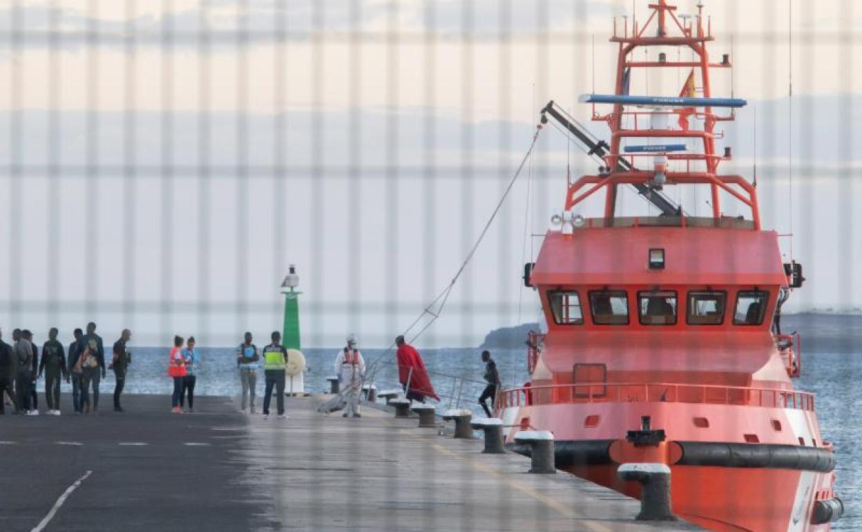 Llegada al puerto de Fuerteventura de los inmigrantes rescatados por Salvamento Marítimo. 