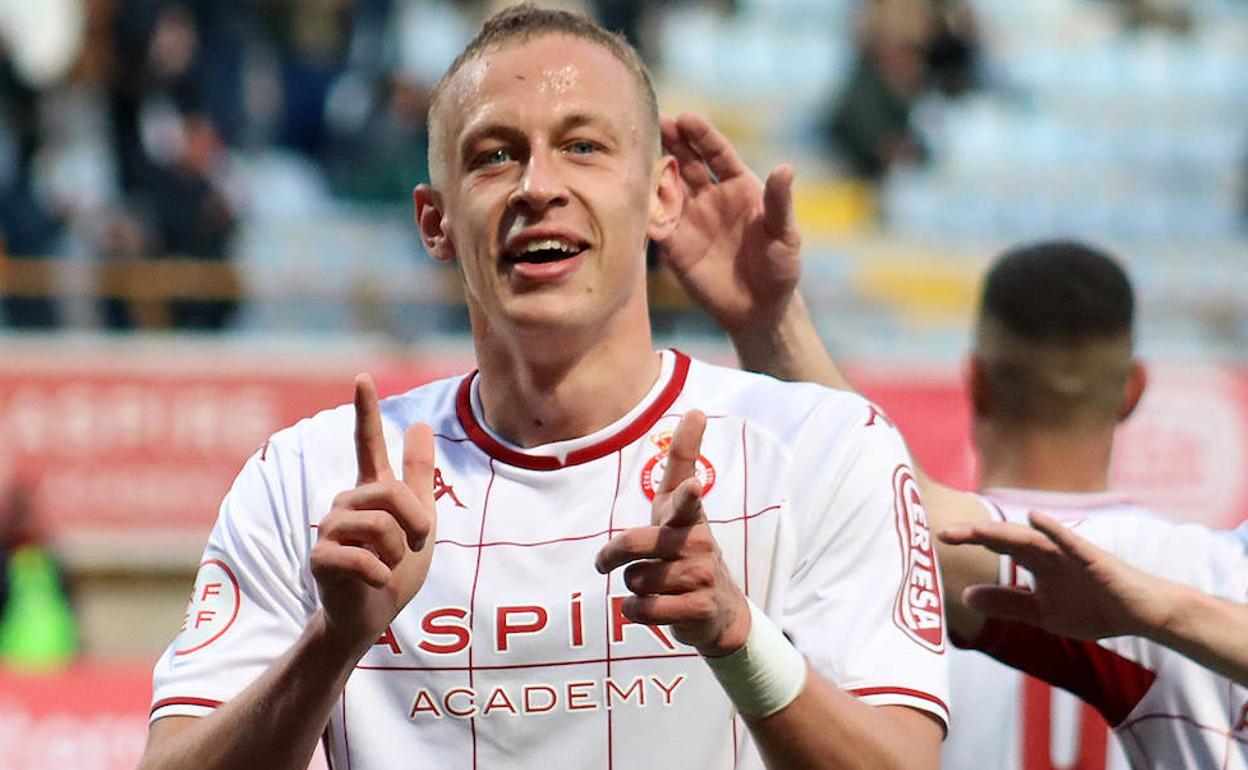 Obolskii celebra un gol en un partido de la pasada temporada. 