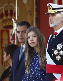 Imagen secundaria 2 - Arriba, doña Letizia con el vestido de Vogana en la ofrenda al Apóstol. Abajo, Leonor, a la izquierda, con un vestido de la firma andaluza. A la derecha, Sofía este miércoles. 