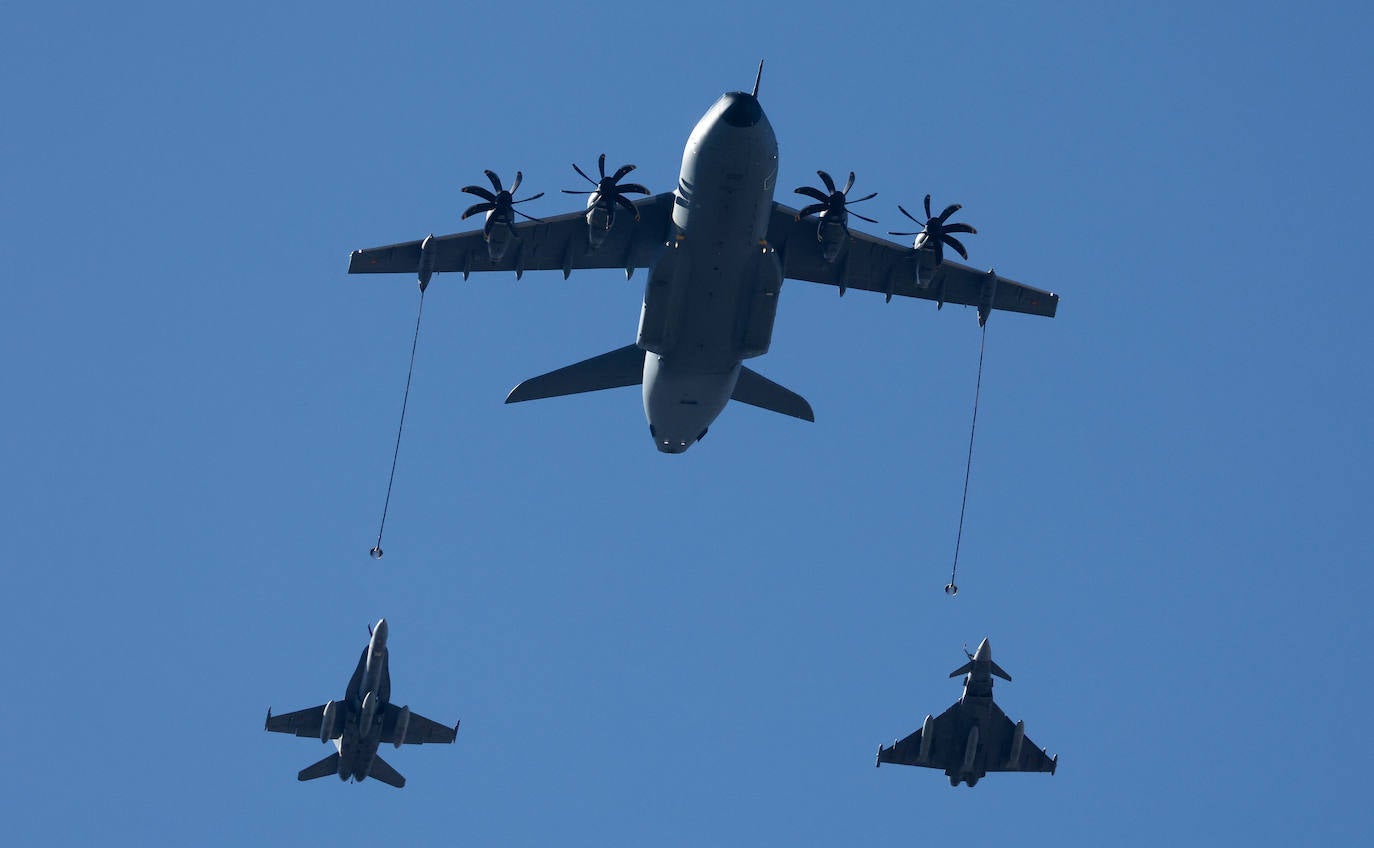 Aviones de la Fuerza Aérea sobrevuelan el cielo de Madrid.