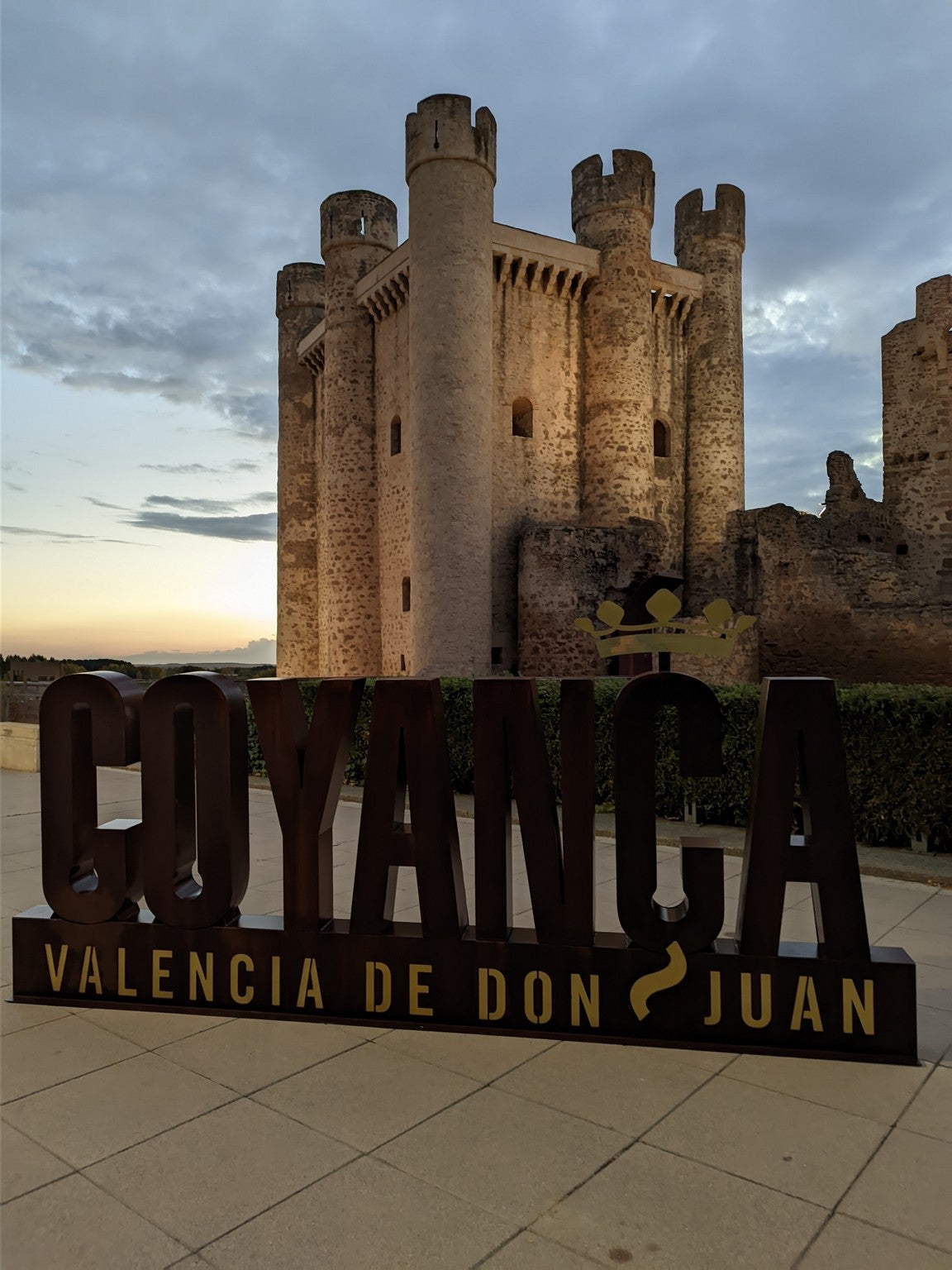 Diseñadas por el coyantino Jorge Barrientos, se han ubicado en el jardín del Castillo y con ellas se pretende que los vecinos sientan orgullo de su localidad y los visitantes tengan un bonito recuerdo de Valencia de Don Juan con la torre del homenaje de fondo.