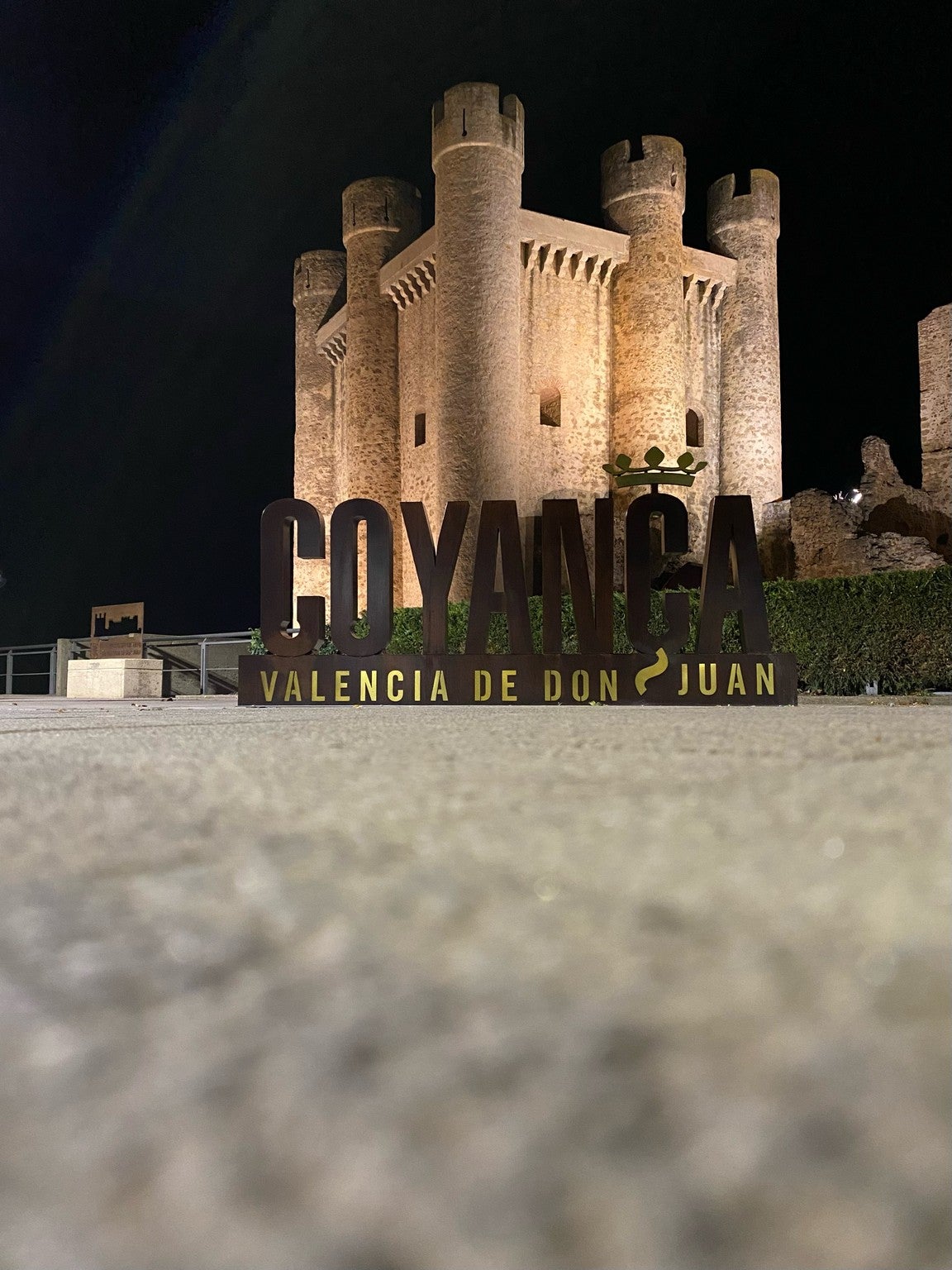 Diseñadas por el coyantino Jorge Barrientos, se han ubicado en el jardín del Castillo y con ellas se pretende que los vecinos sientan orgullo de su localidad y los visitantes tengan un bonito recuerdo de Valencia de Don Juan con la torre del homenaje de fondo.