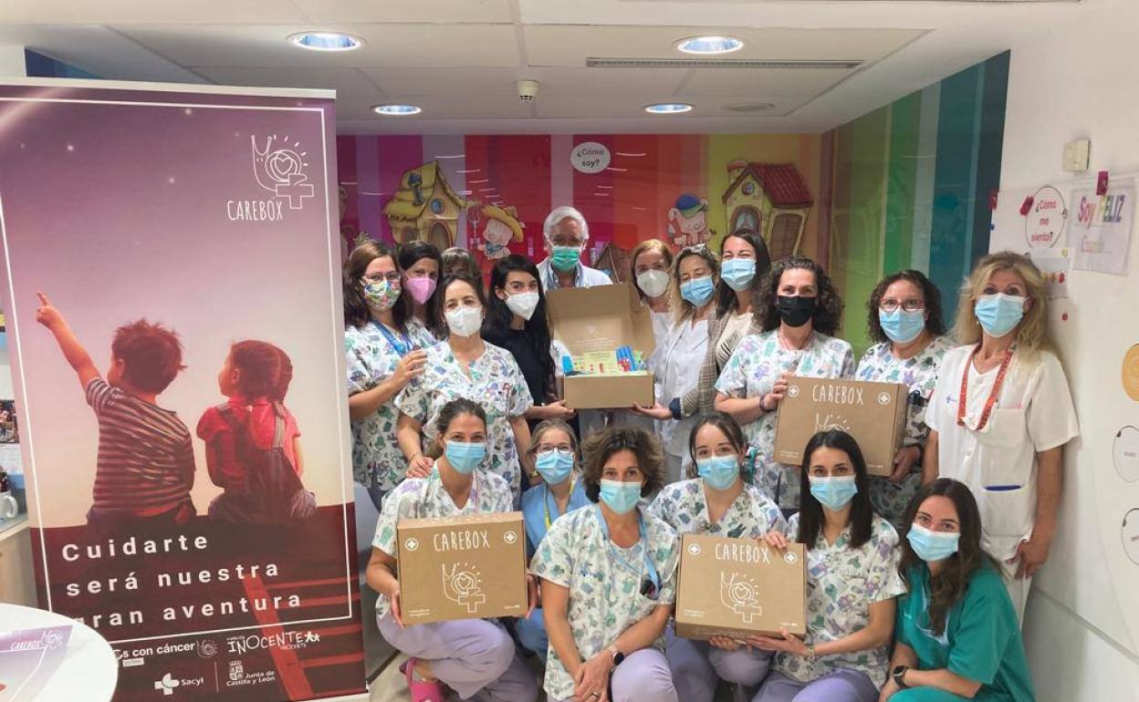 El Hospital de León acoge la iniciativa 'Carebox' para niños con cáncer.