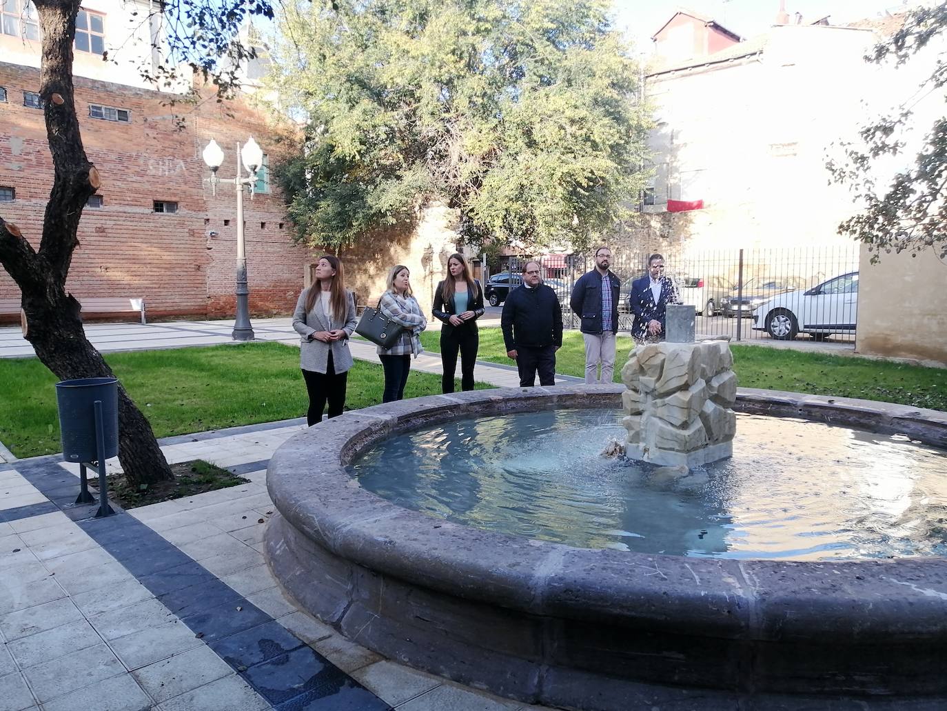 La delegada territorial de la Junta en León, Ester Muñoz, durante su visita a La Bañeza.