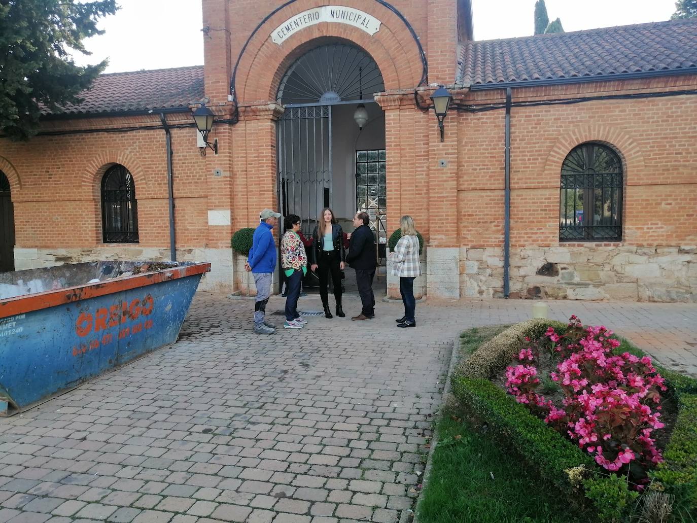 La delegada territorial de la Junta en León, Ester Muñoz, durante su visita a La Bañeza.