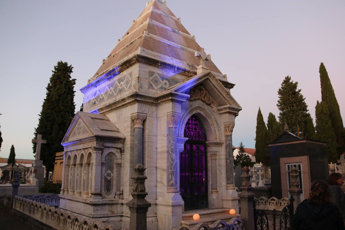 Fotos: El Cementerio de León revive en la noche