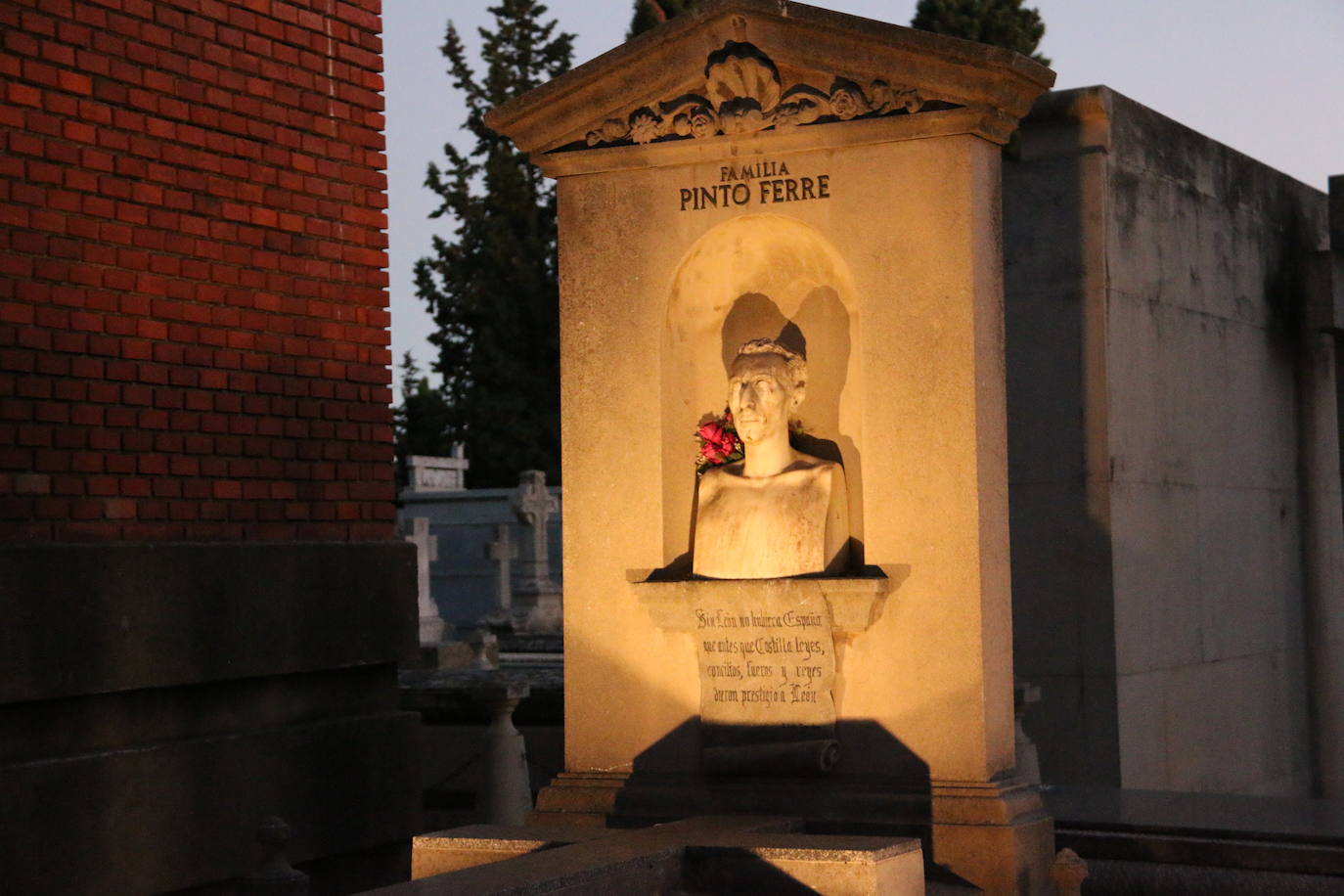 Fotos: El Cementerio de León revive en la noche