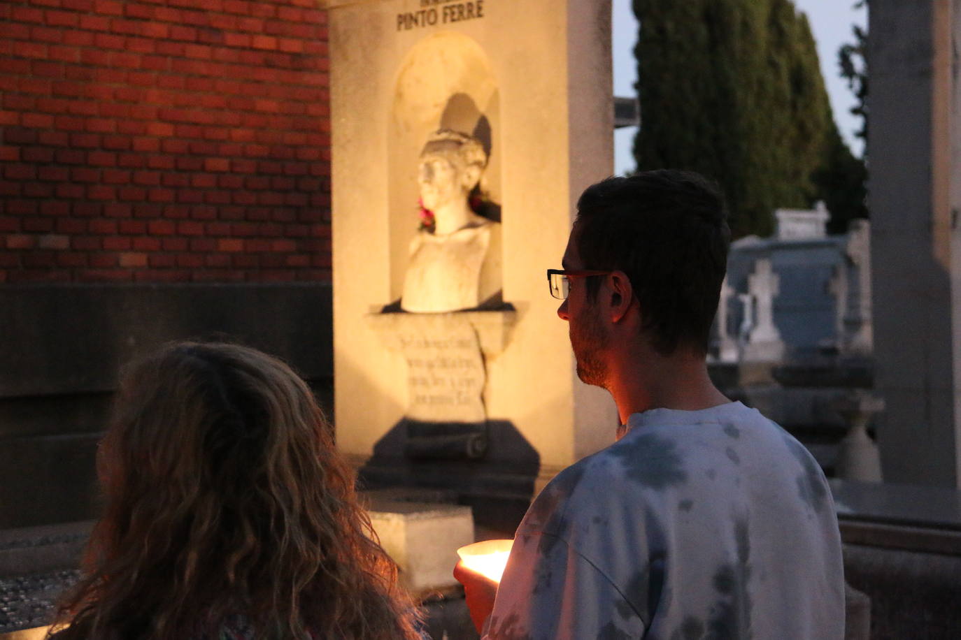 Fotos: El Cementerio de León revive en la noche