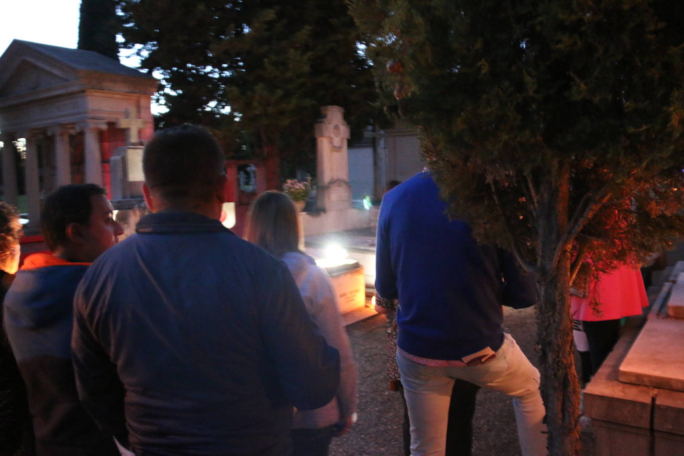Fotos: El Cementerio de León revive en la noche