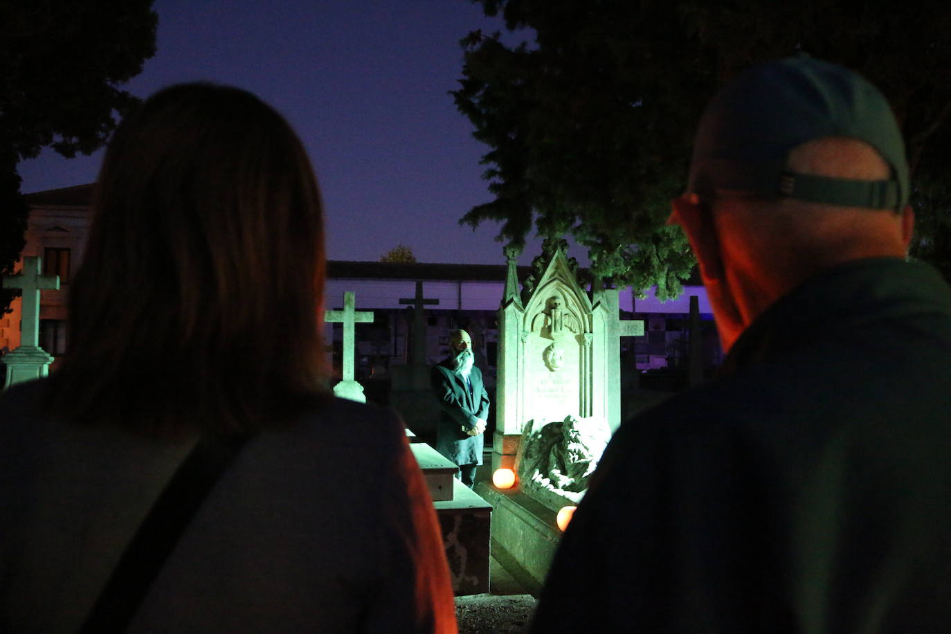 Fotos: El Cementerio de León revive en la noche