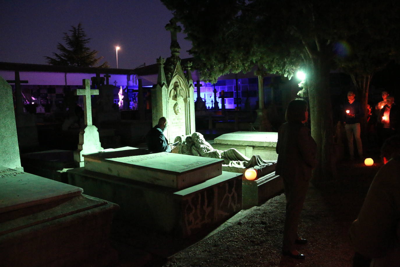 Fotos: El Cementerio de León revive en la noche