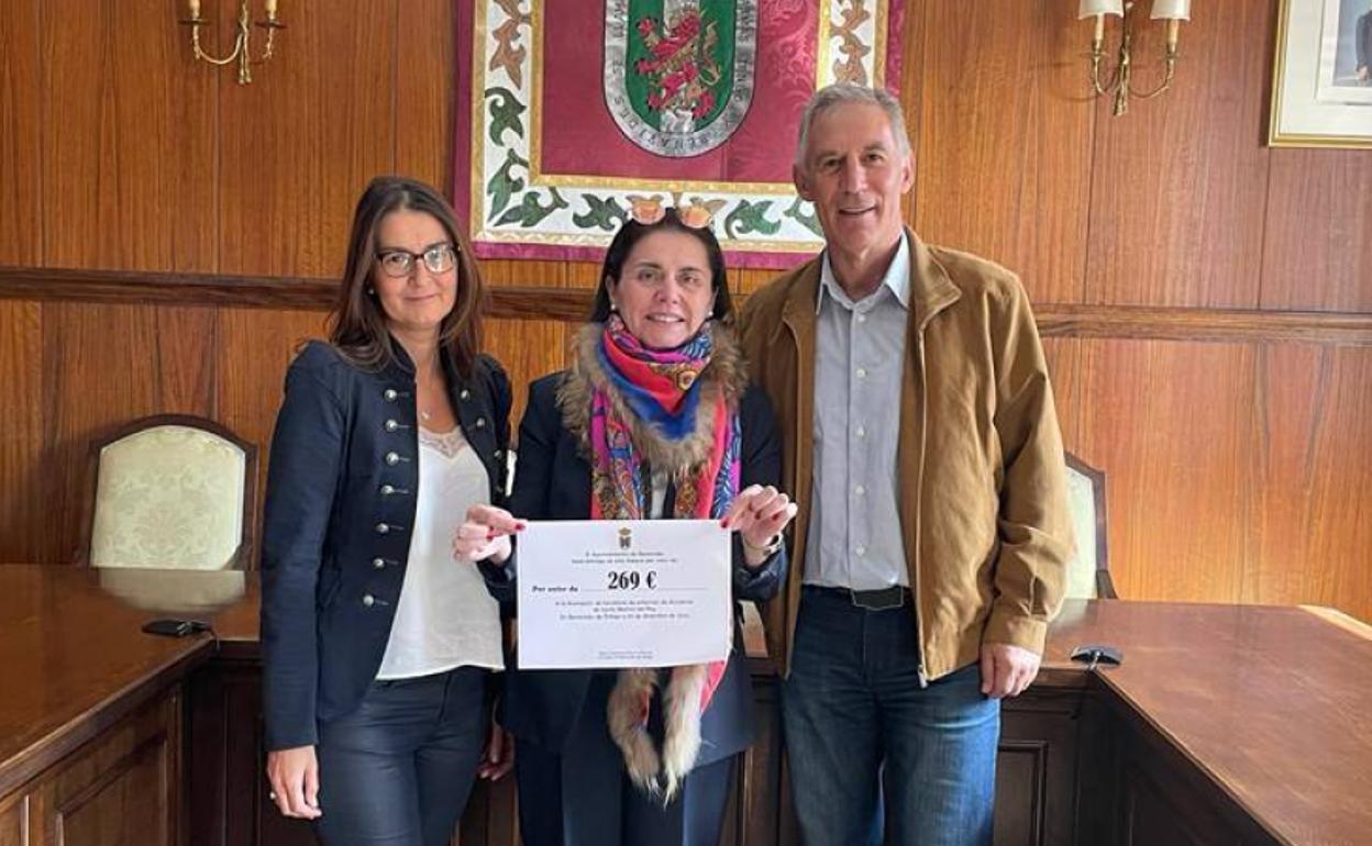 Entrega del cheque de 269 euros a la Asociación de Familiares de Alzheimer de Santa Marina del Rey. 