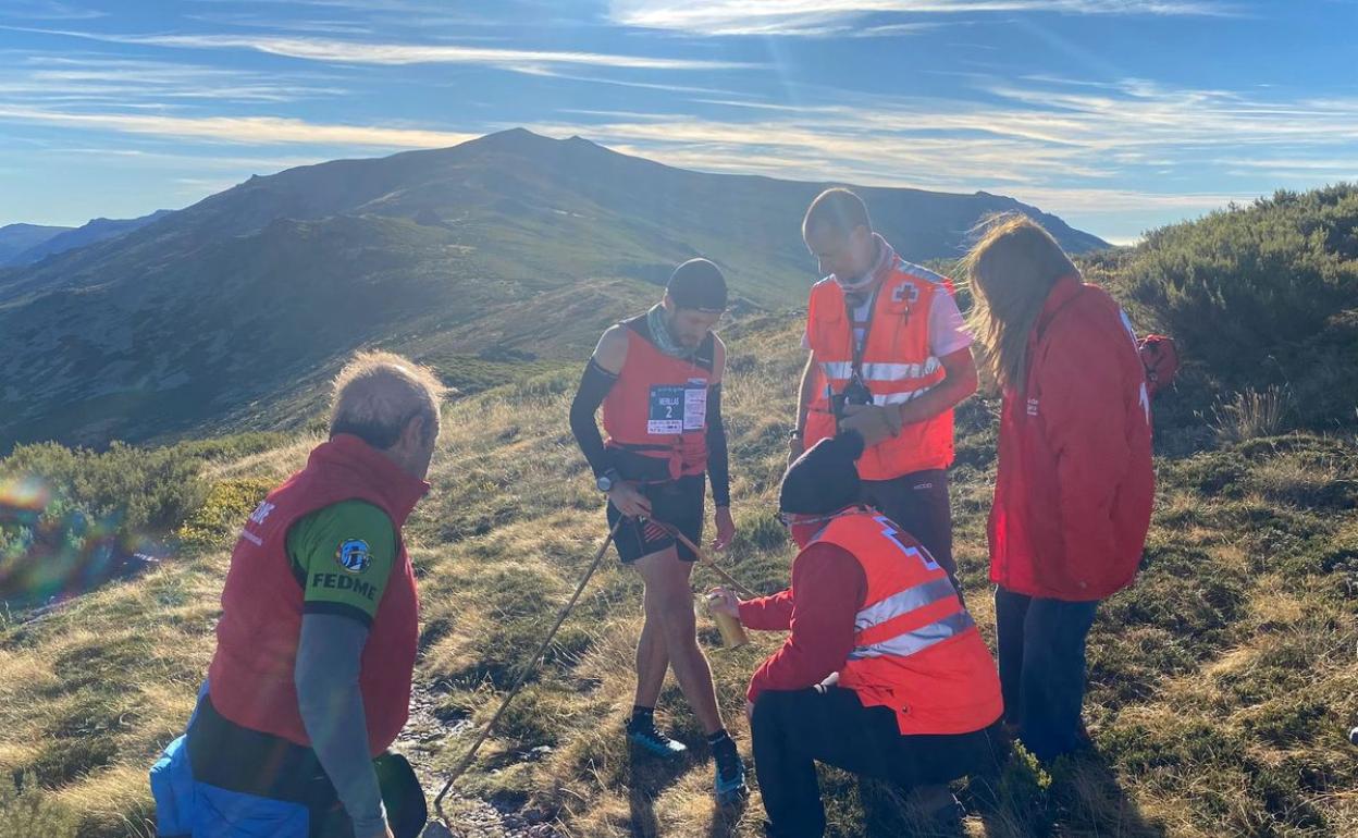 Manuel Merillas abandona la prueba tras sufrir un golpe en una rodilla.