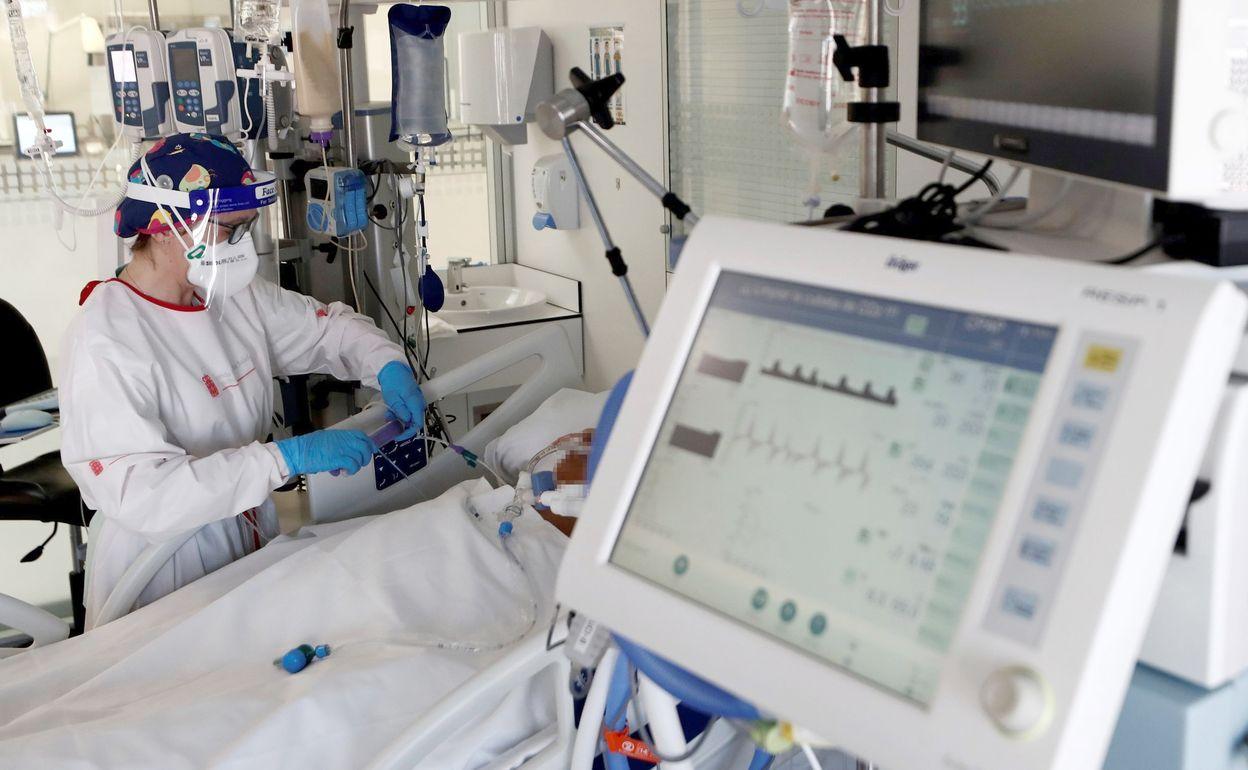 Los pacientes han vuelto a las unidades de críticos en la provincia de León mientras la pandemia rebrota. En la imagen, un enfermo de covid-19 es atendido en una Uci hospitalaria. 