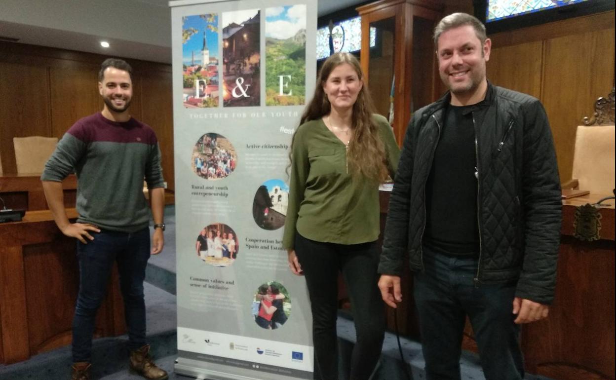 El concejal de Medio Rural, Iván Alonso, presentó el programa Erasmus junto a dos de los miembros de la asociación Valdeorras Vive.