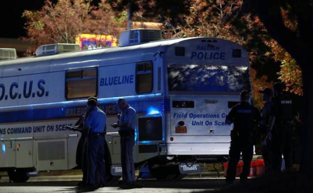 Policías fuertemente armados se desplegaron en Raleigh, Carolina del Norte, para neutralizar al tirador. 