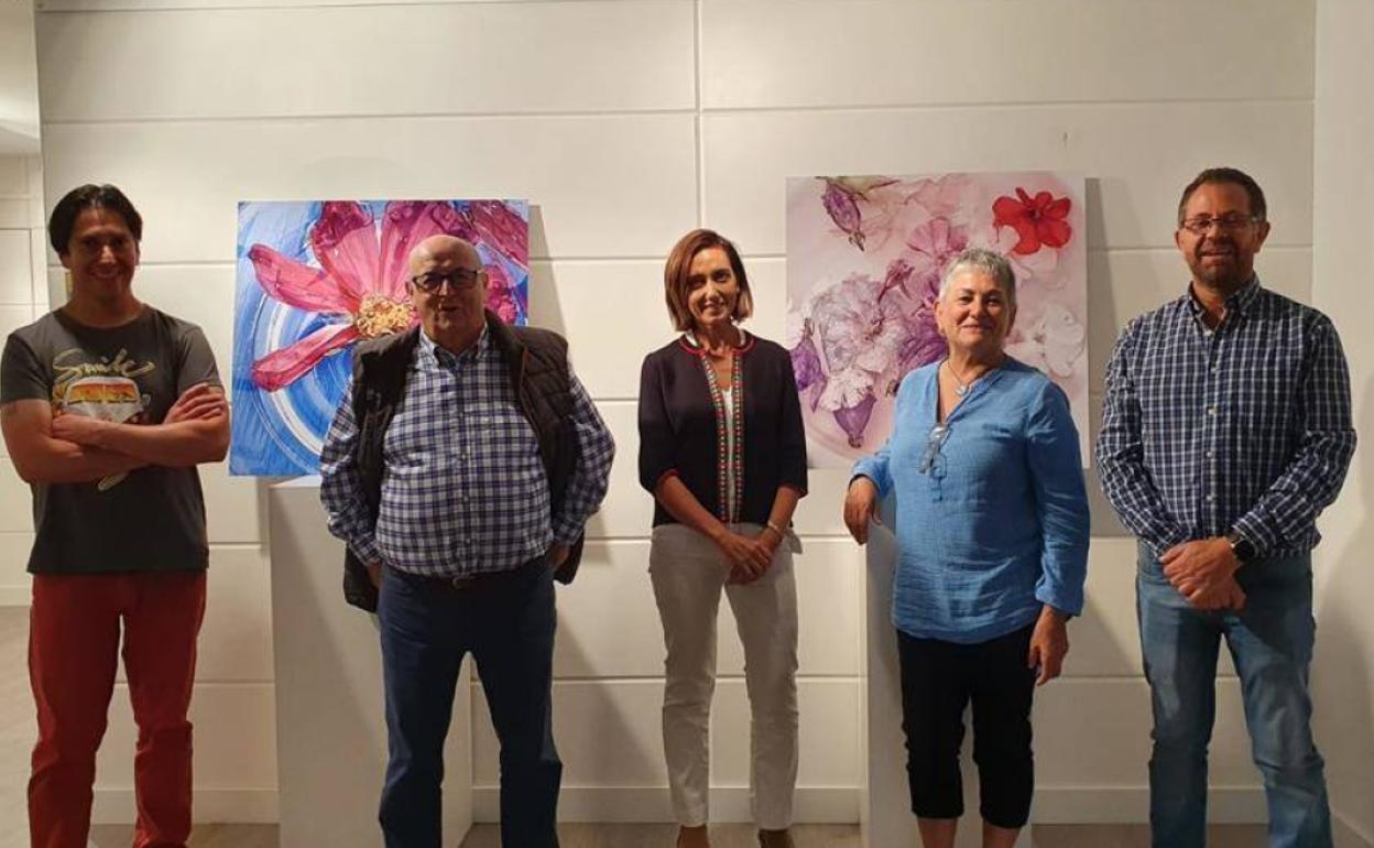 Santa María del Páramo inaugura la exposición fotográfica «Estas flores son para ti» de Isabel Castellanos.