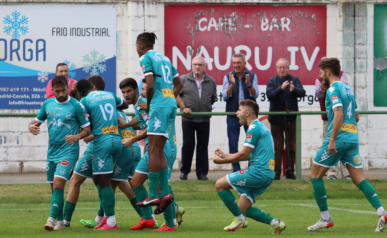 Los jugadores del Atlético Astorga celebran un gol en el partido ante el CD La Virgen del Camino