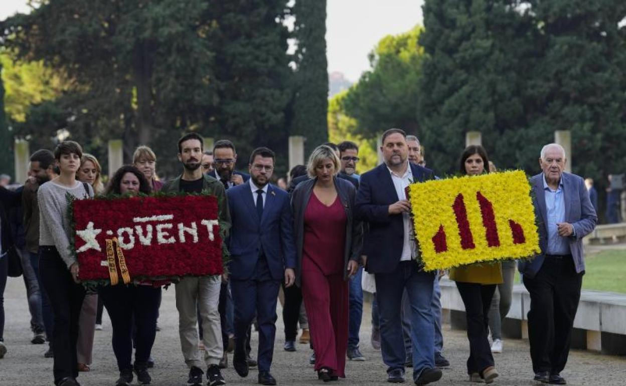 El presidente de de ERC Oriol Junqueras y el presidente de la Generalitat Pere Aragonèsen la ofrenda floral a la tumba del expresident Lluís Companys