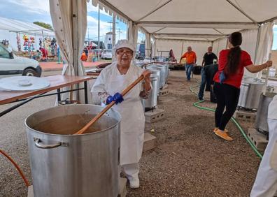 Imagen secundaria 1 - La artífice del banquete pantangruélico fue Soledad Vallejo Llamero, cocinera jefe encargada de dar de comer a todos los allí presentes.