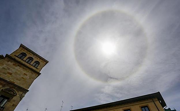Los cielos estarán mayormente despejados, con algunas nubes altas a lo largo del día.