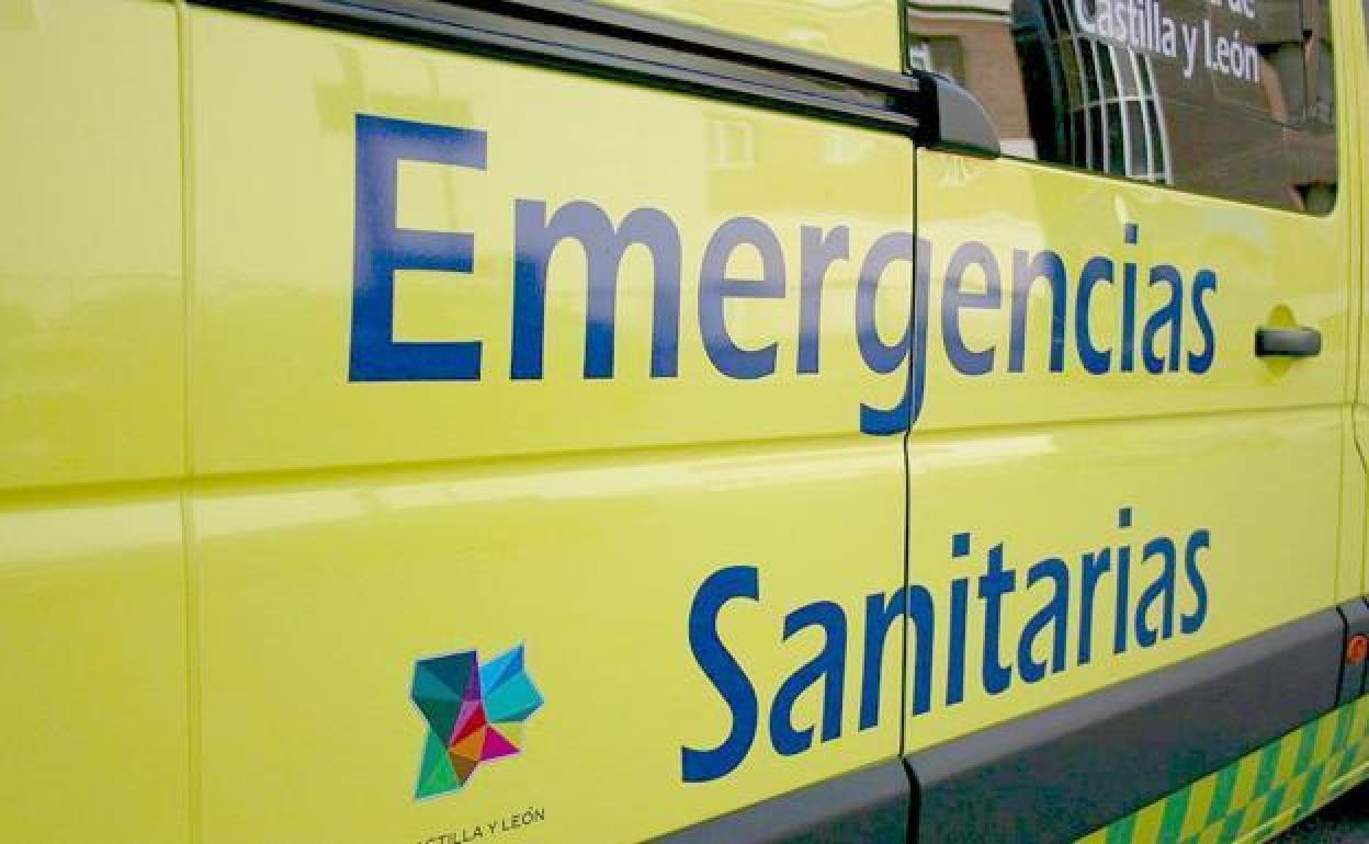Ambulancia de la compañía que tiene adjudicado el contrato de transporte sanitario.