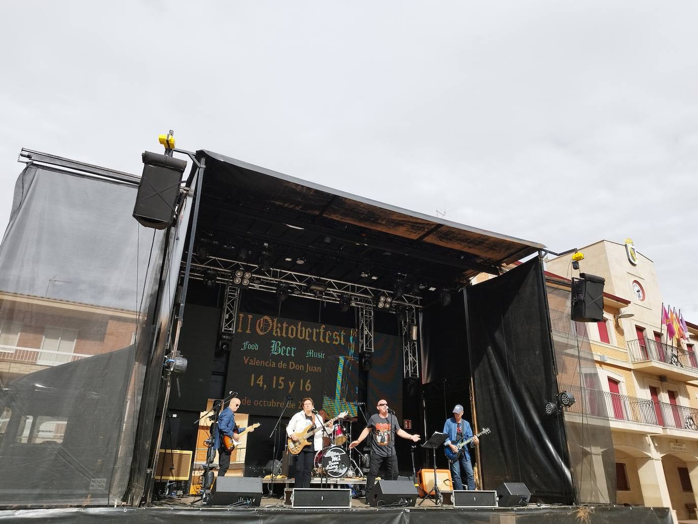 La música anima las primeras horas del Oktoberfest.