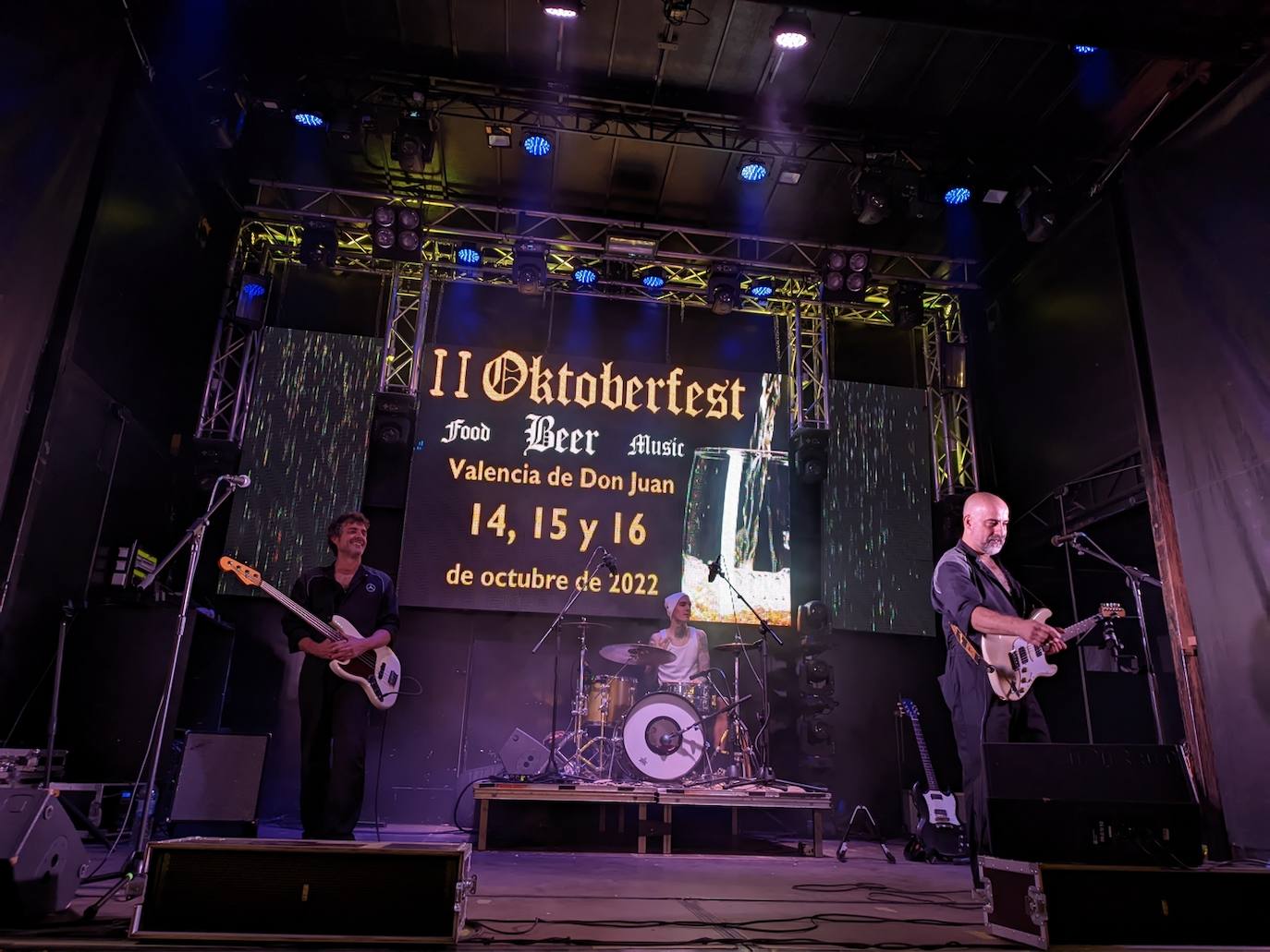 La música anima las primeras horas del Oktoberfest.