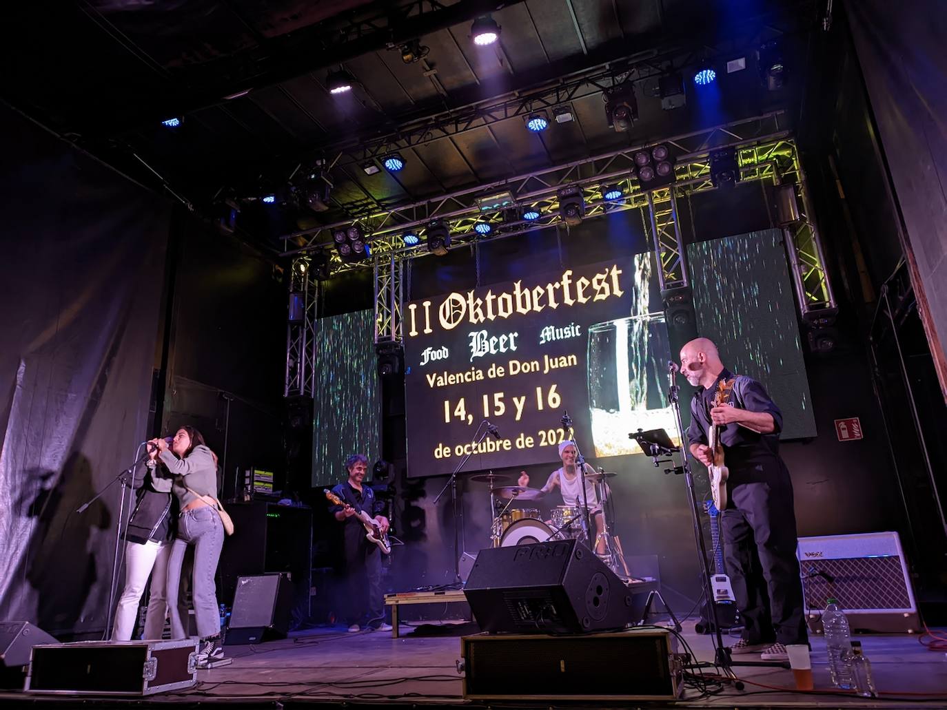 La música anima las primeras horas del Oktoberfest.