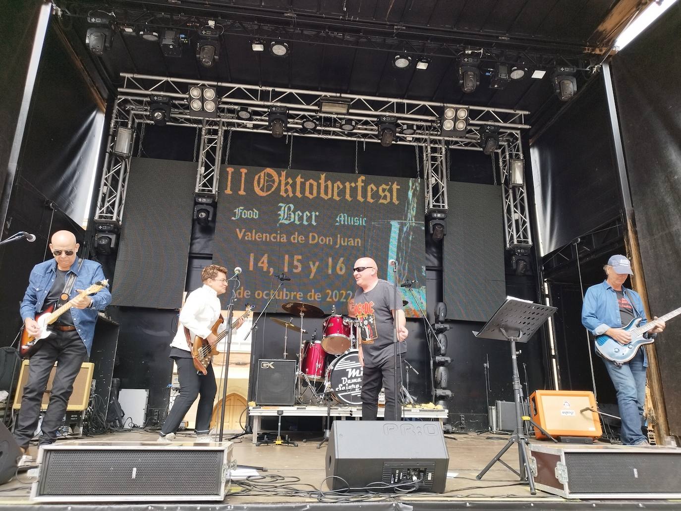 La música anima las primeras horas del Oktoberfest.