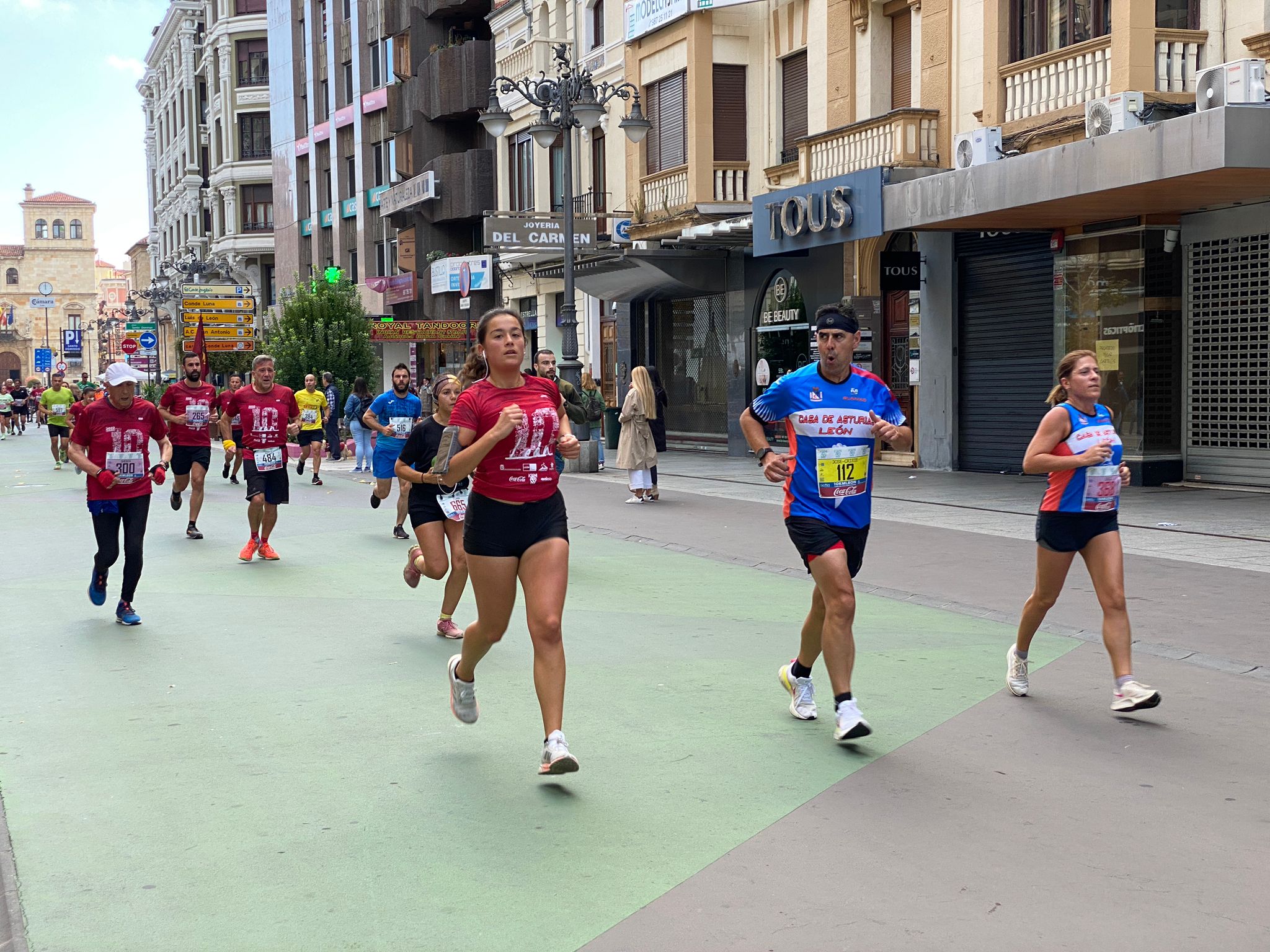Imagen de un grupo de corredores a su paso por la Avda. de Ordoño II de León 