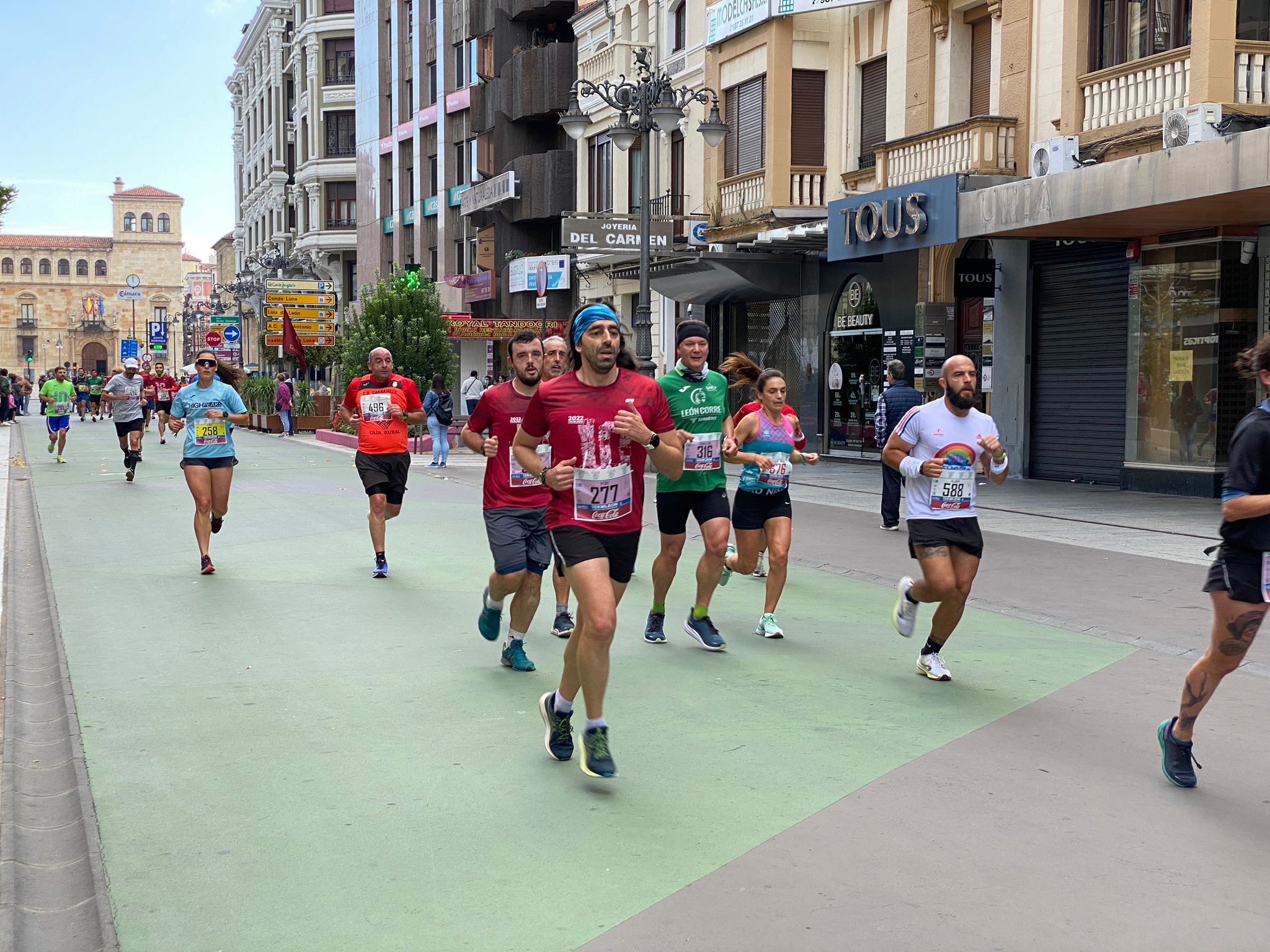 Imagen de un grupo de corredores a su paso por la Avda. de Ordoño II de León 