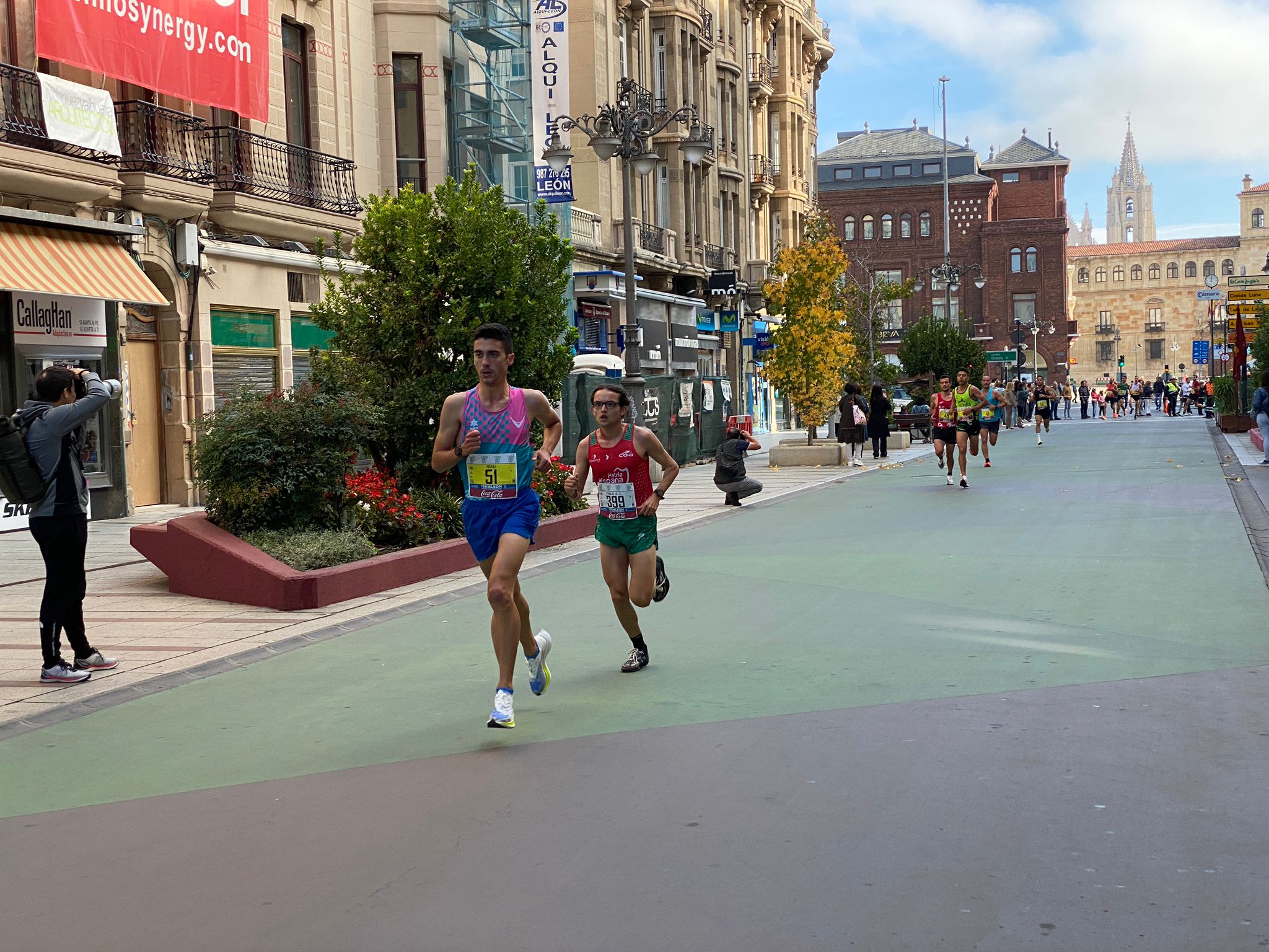 Imagen de un grupo de corredores a su paso por la Avda. de Ordoño II de León 