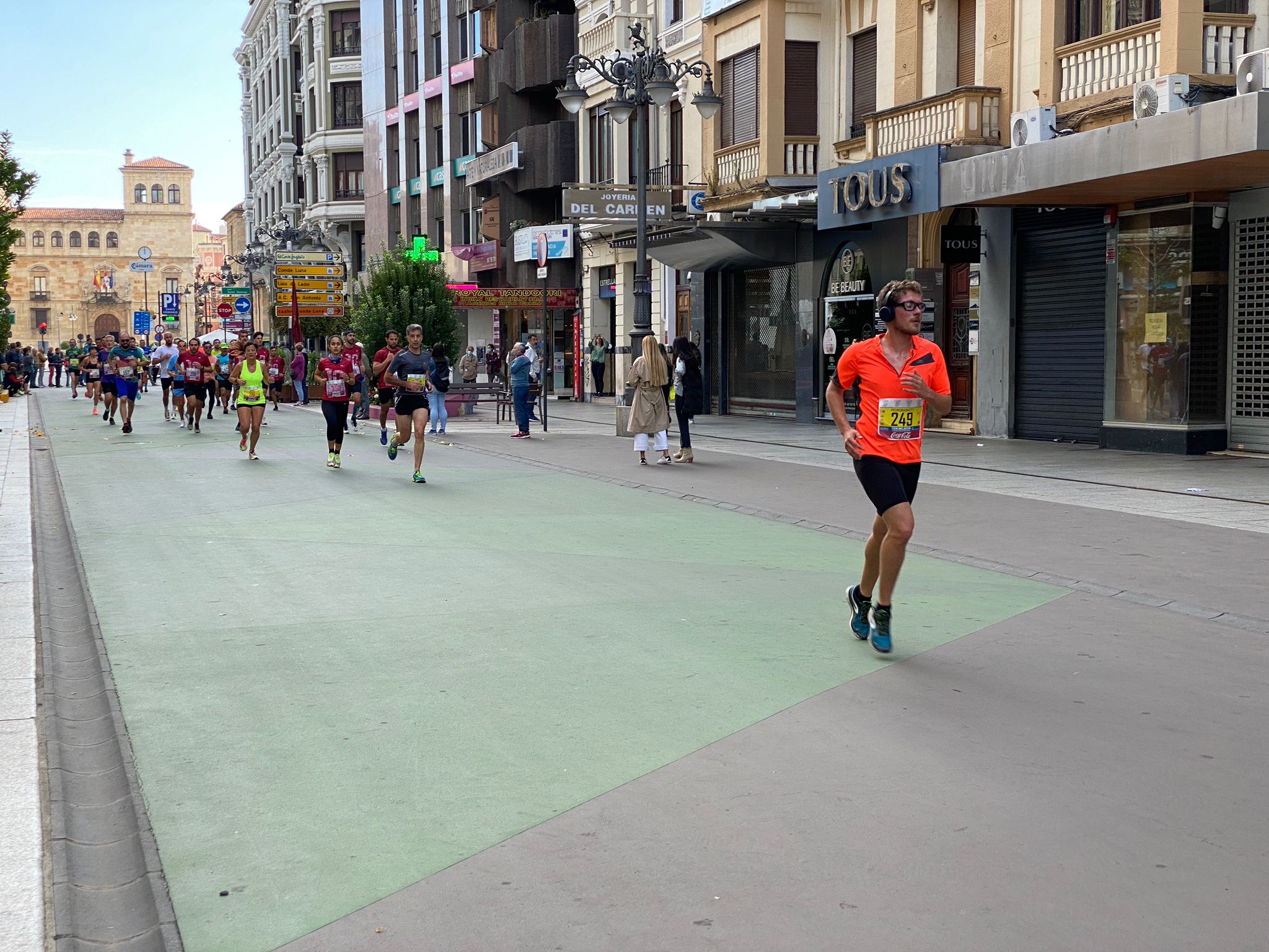 Imagen de un grupo de corredores a su paso por la Avda. de Ordoño II de León 
