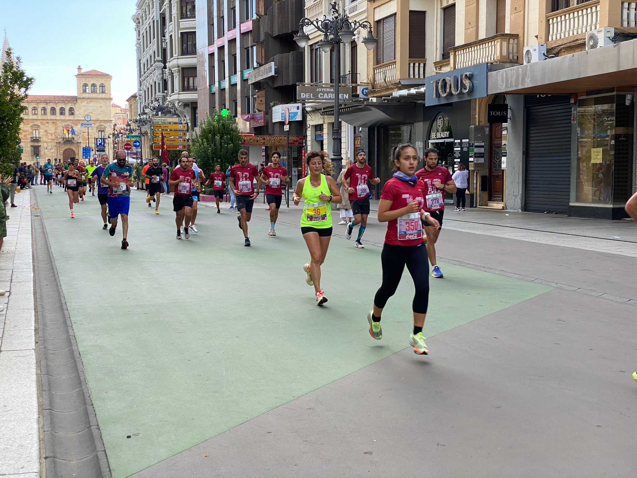 Imagen de un grupo de corredores a su paso por la Avda. de Ordoño II de León 