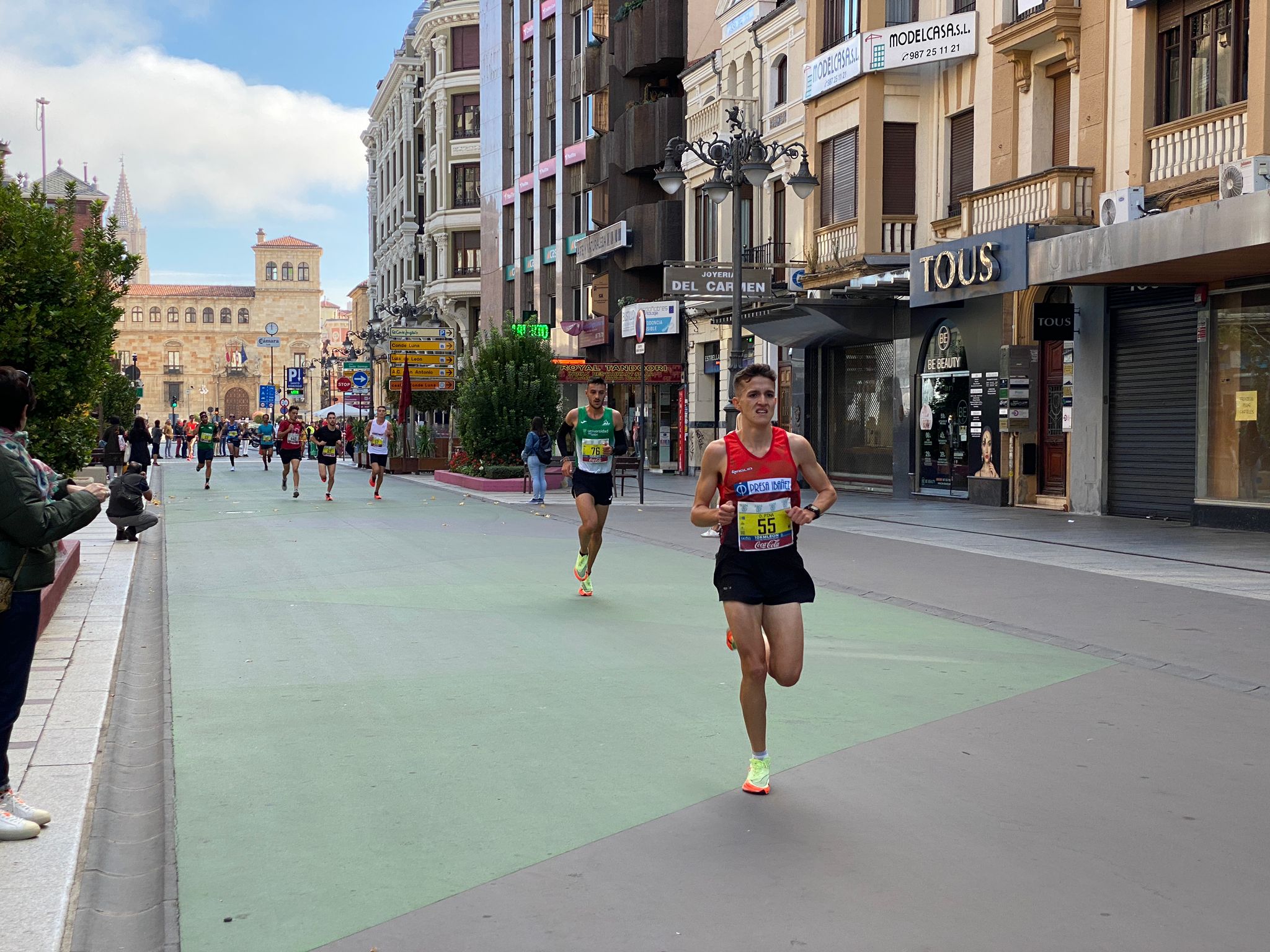 Imagen de un grupo de corredores a su paso por la Avda. de Ordoño II de León 