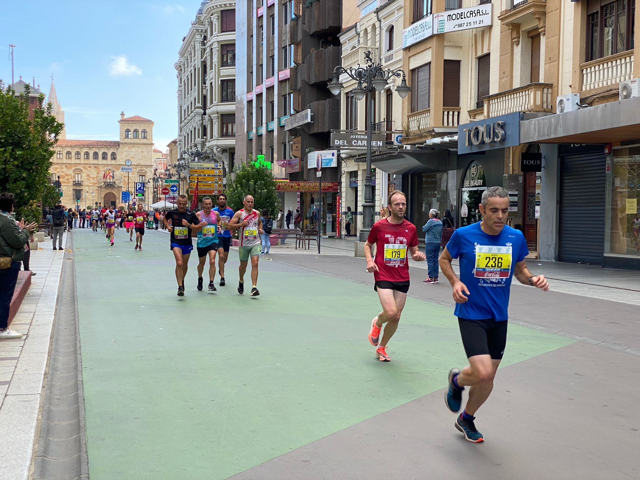 Imagen de un grupo de corredores a su paso por la Avda. de Ordoño II de León 