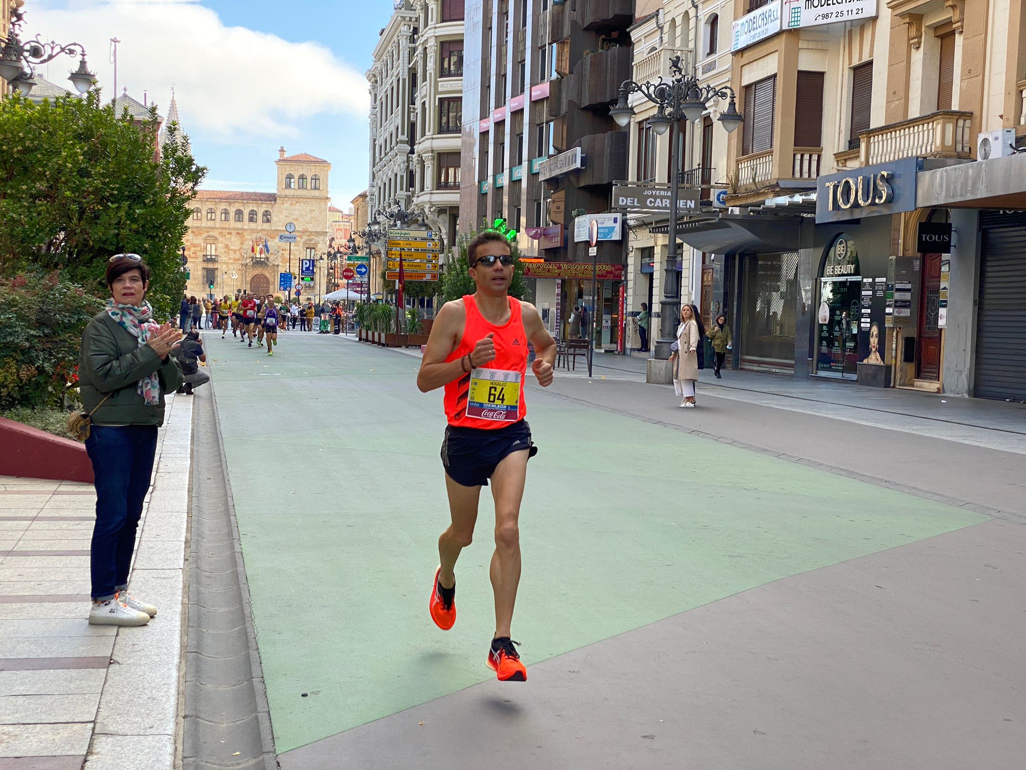 Imagen de un grupo de corredores a su paso por la Avda. de Ordoño II de León 