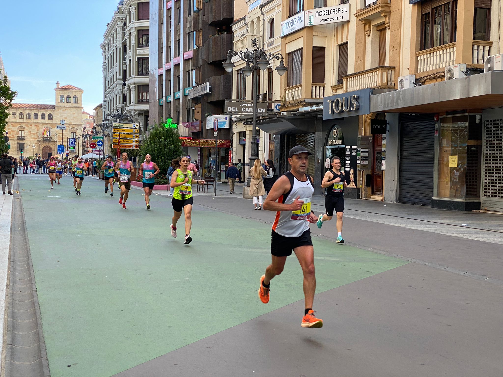 Imagen de un grupo de corredores a su paso por la Avda. de Ordoño II de León 